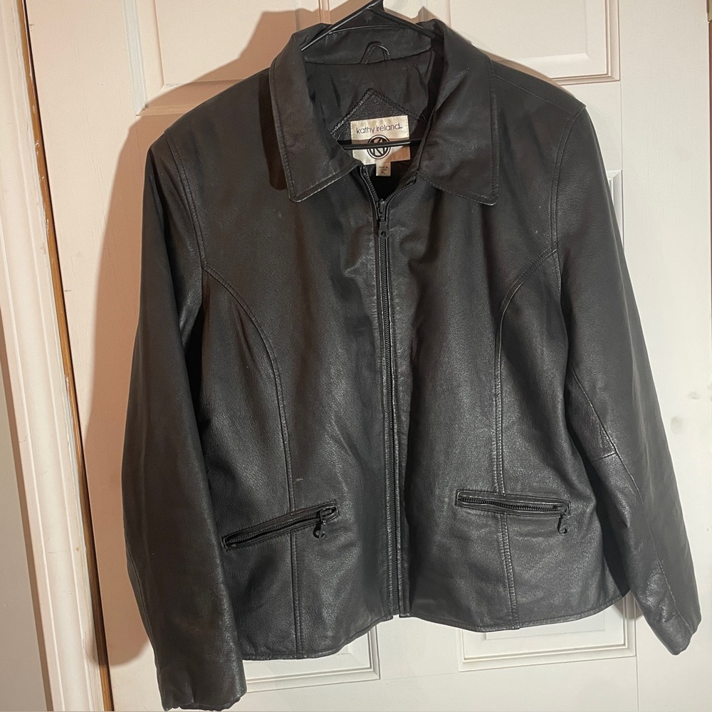 Vintage Kathy Ireland Black Leather Moto Jacket. Tailored Fit & Zipper ClosureXL